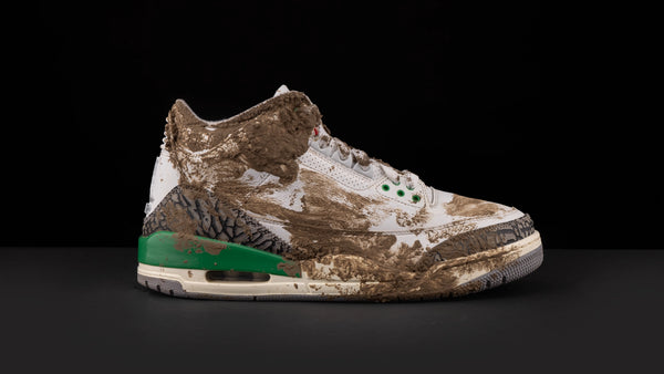 Dirty sneaker Crep Protect covered in mud, available to start cleaning.